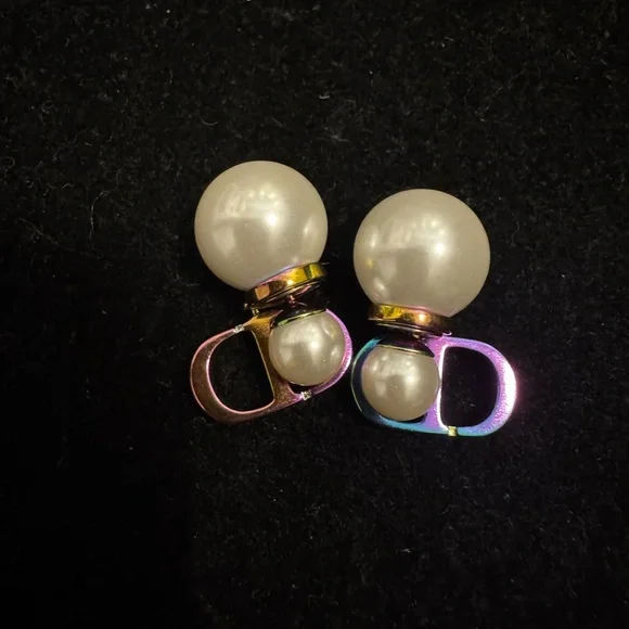 Dior Elegant Pearl Earrings with Silver Accents - Picture 3 of 4